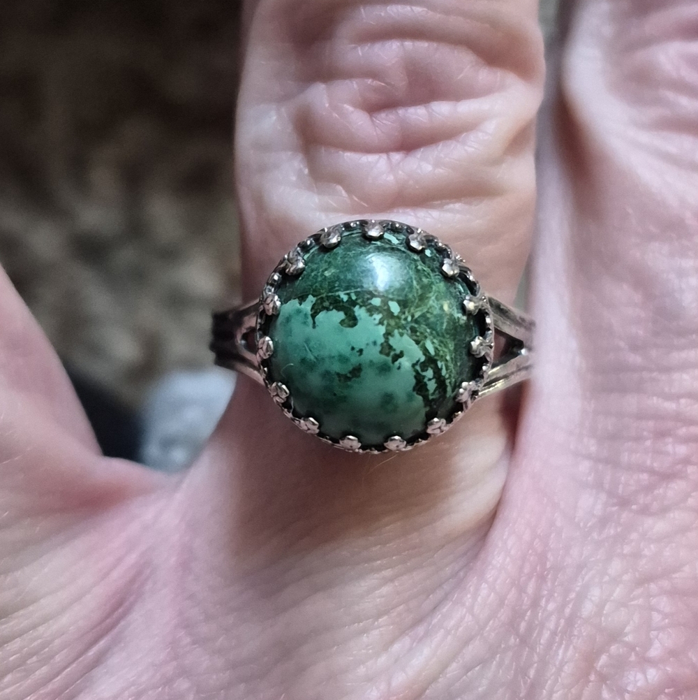 Elegant Green Stone Silver Ring Size 9